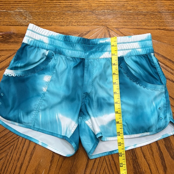 Lululemon teal running shorts with pockets scalloped detailing around pockets.. - Picture 7 of 8
